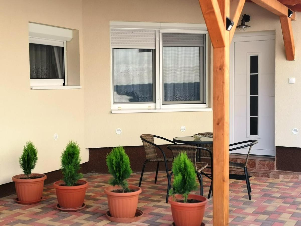 Lili Apartman Harkány Exteriör bild